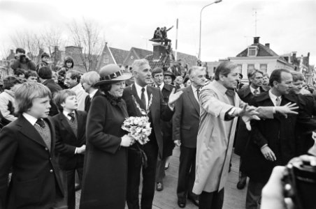 Koninginnedag, koninklijke familie in Harlingen. Claus maakt ruim baan voor Cons, Bestanddeelnr 932-1325