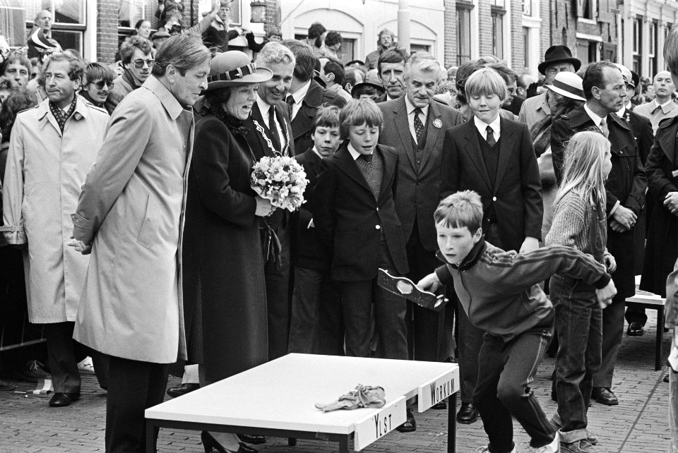 Koninginnedag, koninklijke familie in Harlingen. Beatrix en familie bekijken spe, Bestanddeelnr 932-1326