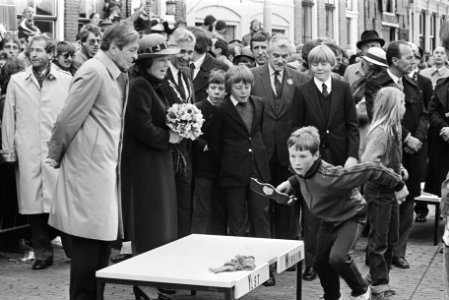 Koninginnedag, koninklijke familie in Harlingen. Beatrix en familie bekijken spe, Bestanddeelnr 932-1326