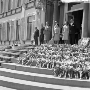 Koninginnedag, defilee op Soestdijk, koninklijke familie bordes, op voorgrond bl, Bestanddeelnr 919-1001