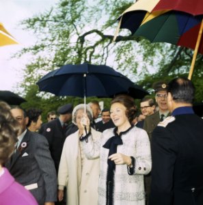 Koninginnedag, in tuin Paleis Soestdijk Prinses Beatrix met paraplu, Bestanddeelnr 254-8080