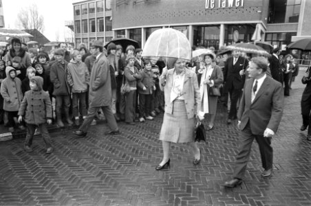 Koningin Juliana wandelt met paraplu door Drachten, Bestanddeelnr 925-5387