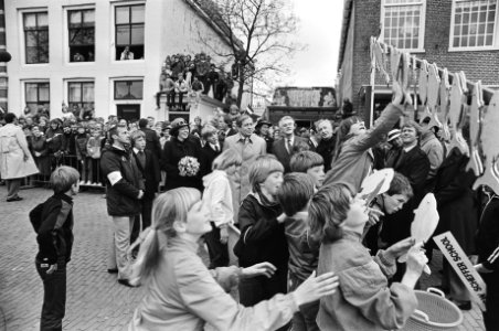 Koninginnedag, koninklijke familie in Harlingen. Beatrix en familie bekijken spe, Bestanddeelnr 932-1327