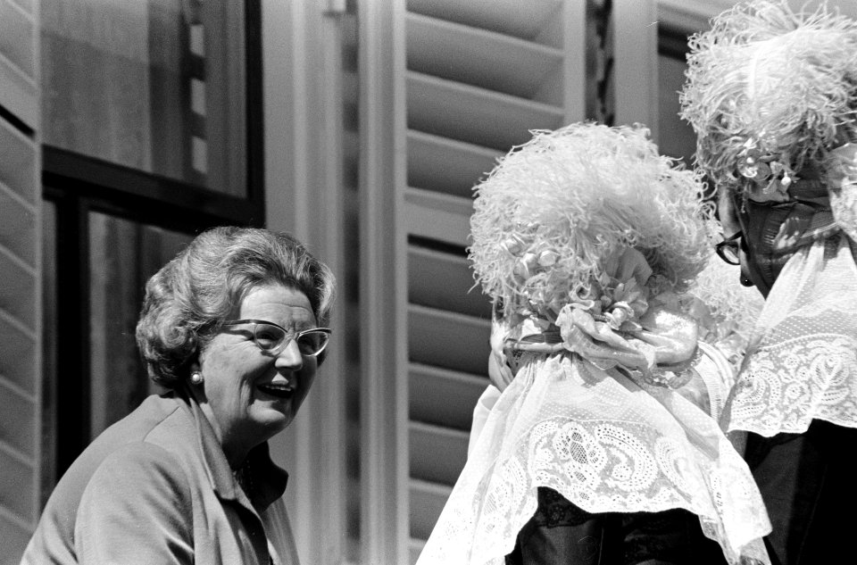 Koninginnedag, defilee op Soestdijk, Koningin Juliana en prins Bernhard (koppen), Bestanddeelnr 919-0961