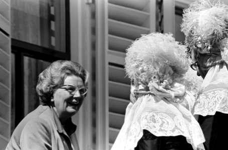 Koninginnedag, defilee op Soestdijk, Koningin Juliana en prins Bernhard (koppen), Bestanddeelnr 919-0961
