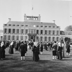 Koninginnedag, defilee op Soestdijk, folkloristische dansgroep in paleistuin, Bestanddeelnr 919-0995