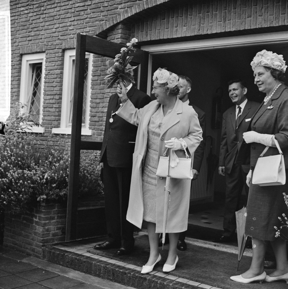 Koningin Juliana zwaait bij aankomst naar het publiek, Bestanddeelnr 917-9712