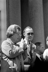 Koninginnedag, defilee op Soestdijk, Koningin Juliana en prins Bernhard (koppen), Bestanddeelnr 919-0959