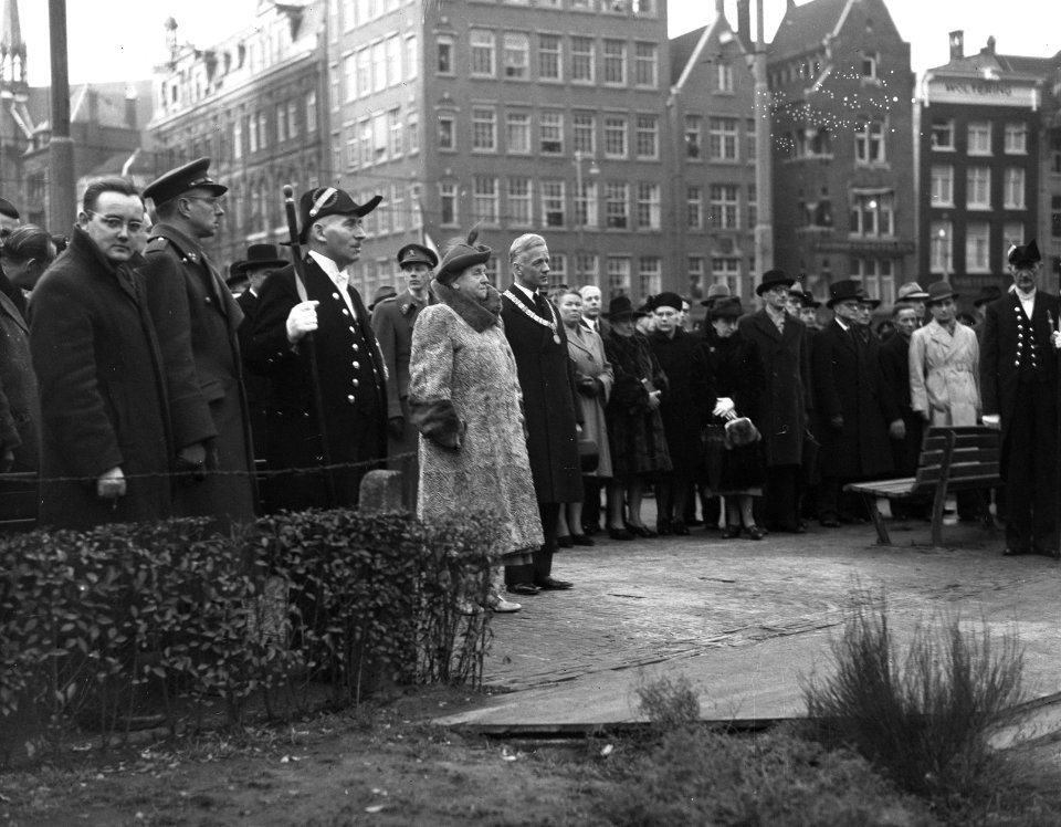 Koningin Wilhelmina en burgemeester d'Ailly tijdens het hijsen van de vlag, Bestanddeelnr 902-5139