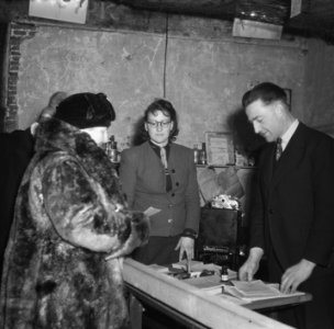 Koningin Wilhelmina bezoekt tentoonstelling in de Nieuwe Kerk, Bestanddeelnr 901-5727