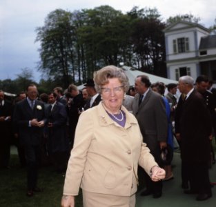 Koninginnedag, in tuin Paleis Soestdijk koningin Juliana, Bestanddeelnr 254-8084