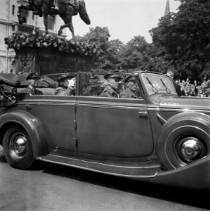 Koningin Wilhelmina in haar auto wuift naar het publiek, Bestanddeelnr 900-4994