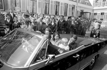Koninginnedag, HM 60 jaar rijtoer, Bestanddeelnr 922-3581