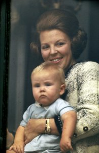 Koninginnedag, in tuin Paleis Soestdijk HKH Prinses Beatrix met Prins Willem A, Bestanddeelnr 254-8093