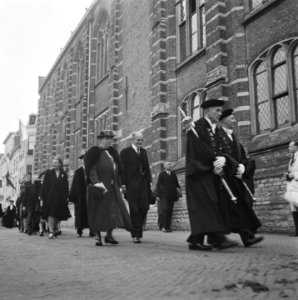 Koningin Wilhelmina en prinses Juliana in stoet, voorafgegaan door twee pedels…, Bestanddeelnr 900-7925