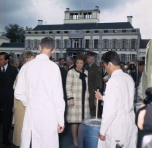 Koninginnedag, in tuin Paleis Soestdijk Prinses Beatrix , op achtergrond Palei, Bestanddeelnr 254-8079