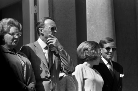 Koninginnedag, defilee op Soestdijk, Koningin Juliana en prins Bernhard (koppen), Bestanddeelnr 919-0964