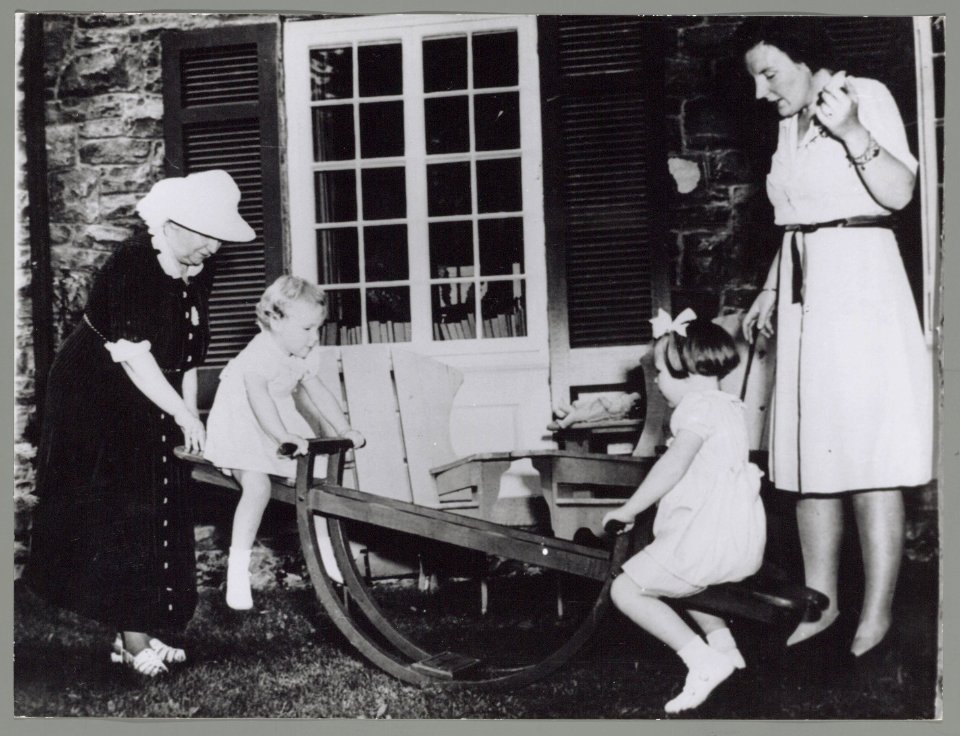Koningin Wilhelmina, prinses Juliana en prinses Beatrix en prinses Irene op de w, Bestanddeelnr 012-0113