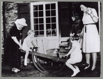 Koningin Wilhelmina, prinses Juliana en prinses Beatrix en prinses Irene op de w, Bestanddeelnr 012-0113