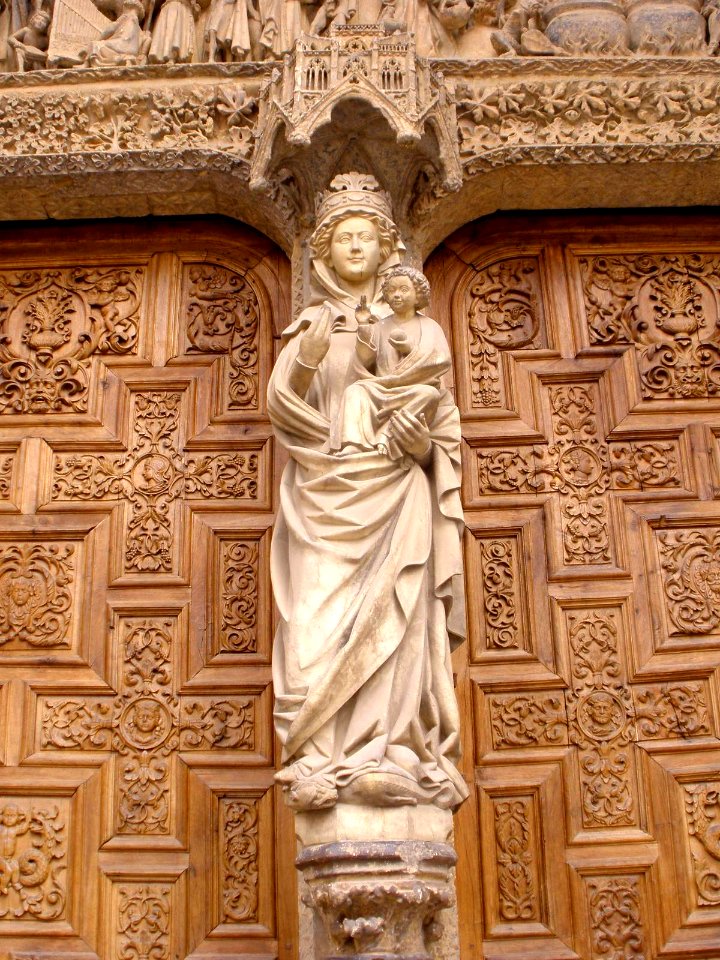 León - Catedral, fachada oeste, Portada del Juicio Final, talla de la Virgen Blanca