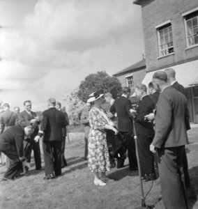 Koningin Wilhelmina in de tuin van Stubbings House in gesprek met enkele gedeco, Bestanddeelnr 935-2633