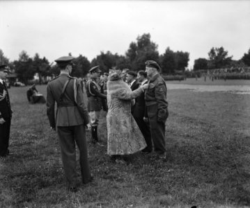 Koningin Wilhelmina heeft in Den Bosch een groot aantal militairen en een burger, Bestanddeelnr 901-8796