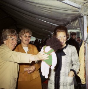 Koninginnedag, in tuin Paleis Soestdijk koningin Juliana en Prinses Beatrix (m, Bestanddeelnr 254-8078