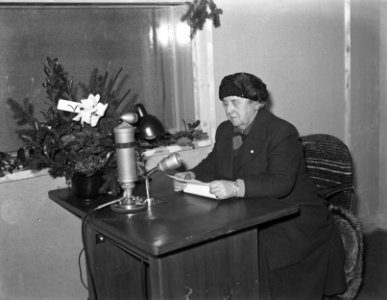 Koningin Wilhelmina geeft een radiorede voor de microfoon van herrijzend Nederla, Bestanddeelnr 901-2816