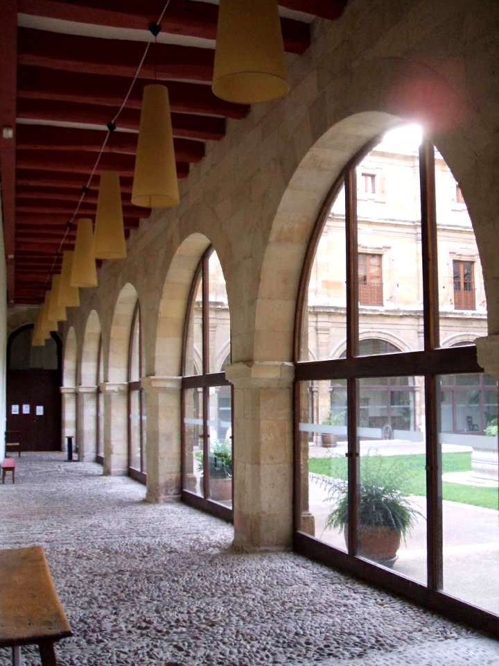 León - Hotel Real Colegiata San Isidoro, patio 03