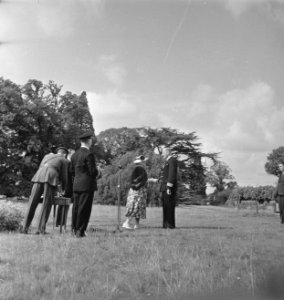 Koningin Wilhelmina in de tuin van Stubbings House reikt een onderscheiding uit, Bestanddeelnr 935-2636