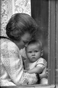 Koninginnedag. Prinses Beatrix en prins Willem Alexander achter raam, Bestanddeelnr 921-3058