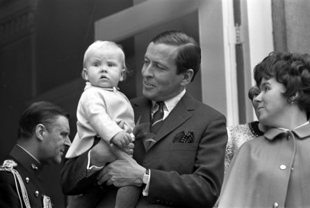 Koninginnedag. Prins Claus met zoon op bordes, Bestanddeelnr 921-3015