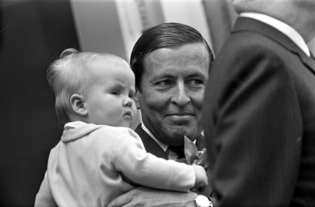 Koninginnedag. Prins Claus met prins Willem Alexander, Bestanddeelnr 921-3021