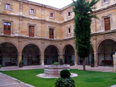 León - Hotel Real Colegiata San Isidoro, patio 01
