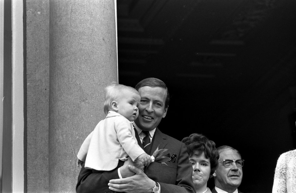 Koninginnedag. Prins Claus met zoon op bordes, Bestanddeelnr 921-3014