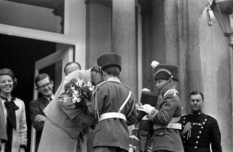 Koninginnedag. koningin Juliana ontvangt bloemen, Bestanddeelnr 921-3033
