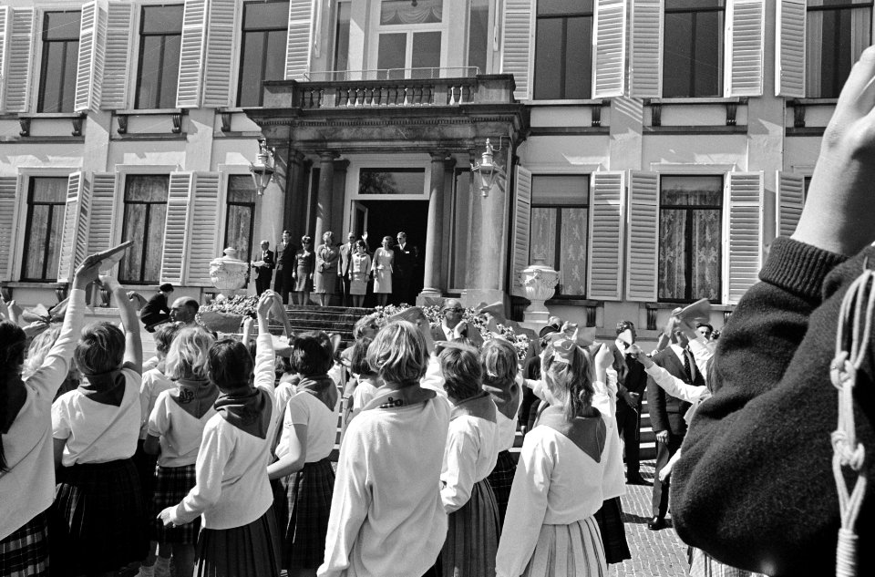 Koninginnedag, defilee op Soestdijk, defilee langs bordes, Bestanddeelnr 919-0988