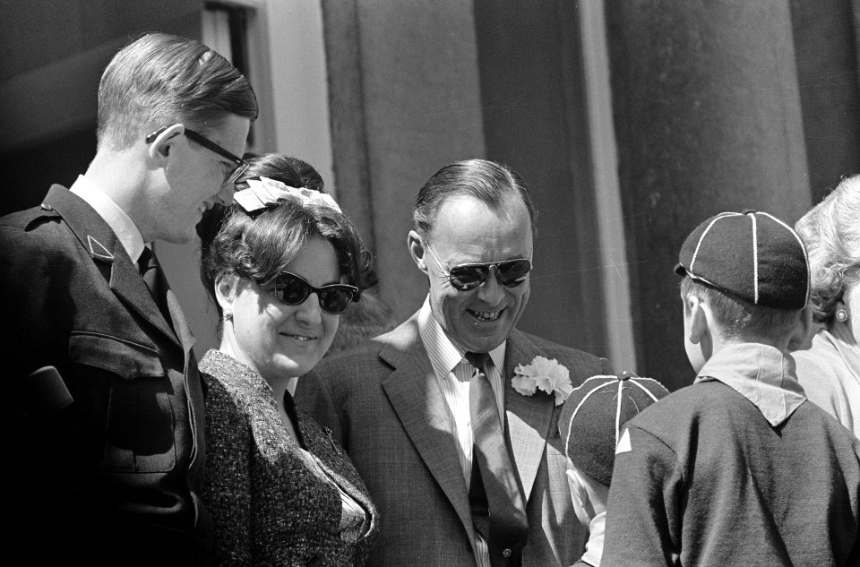 Koninginnedag, defilee op Soestdijk, nummer 9 Koningin Juliana zwaait, nummer 10, Bestanddeelnr 919-0943
