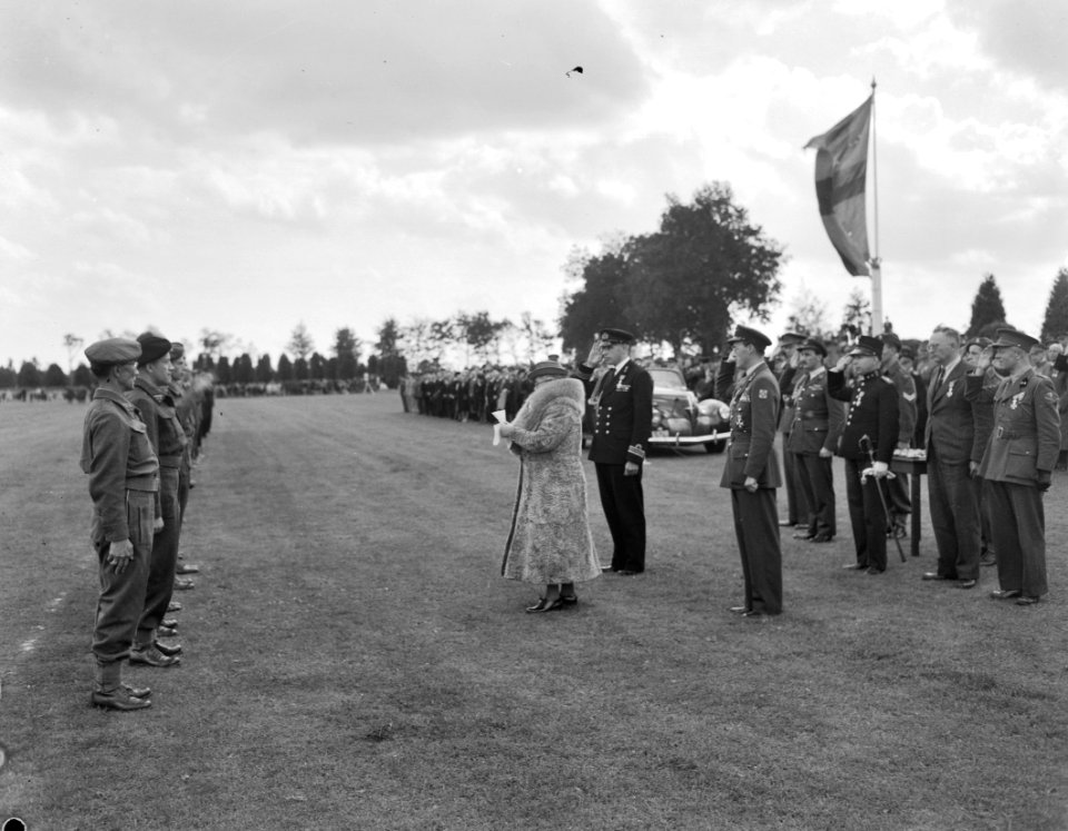 Koningin Wilhelmina reikt in Assen decoraties uit aan militairen rechts naast h, Bestanddeelnr 901-9039