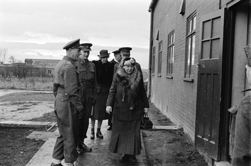 Koningin Wilhelmina op bezoek bij de Prinses Irene Brigade in het militaire kam…, Bestanddeelnr 934-9562