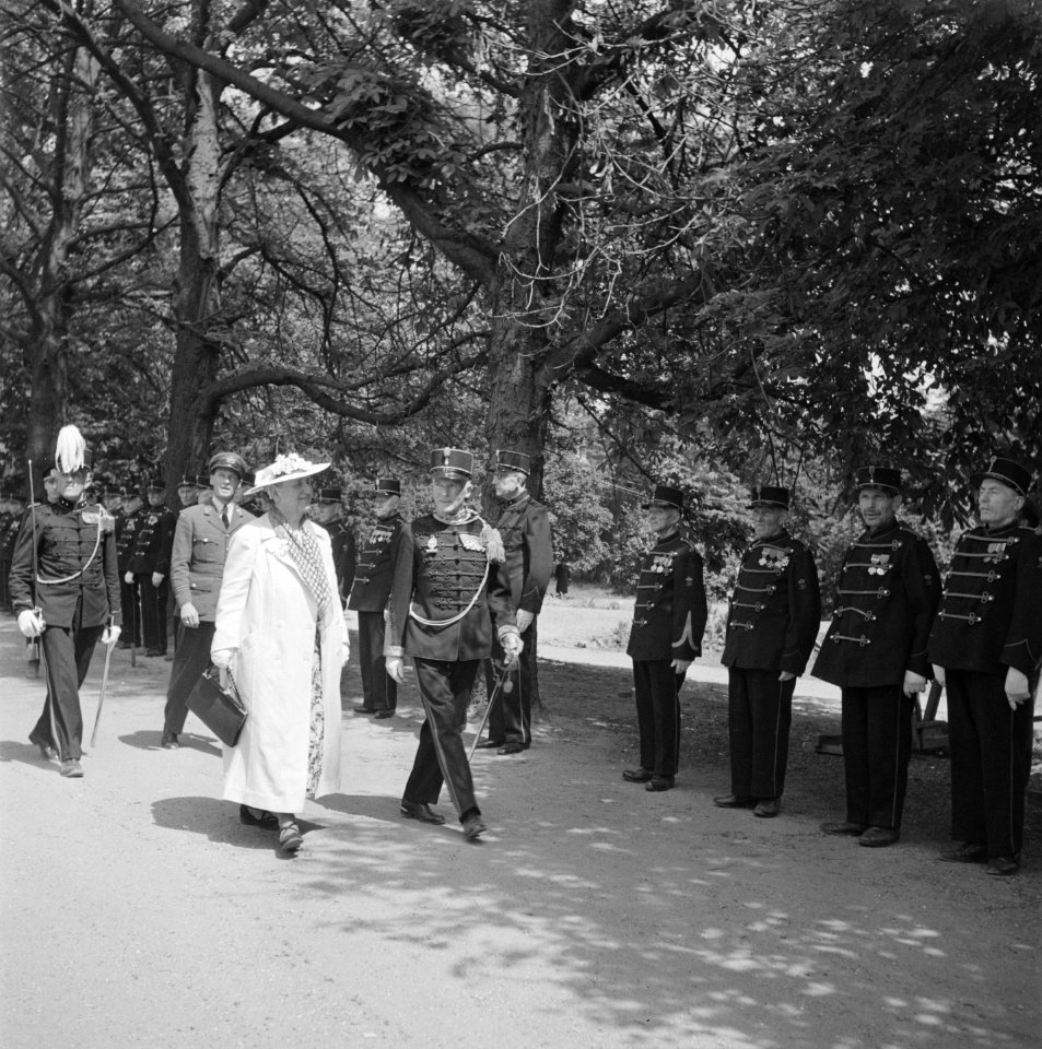 Koningin Wilhelmina passeert een erewacht van Bronbeek bewoners, naast haar de c, Bestanddeelnr 900-4306