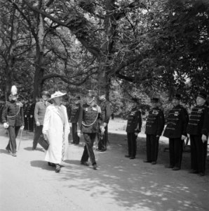 Koningin Wilhelmina passeert een erewacht van Bronbeek bewoners, naast haar de c, Bestanddeelnr 900-4306