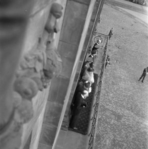 Koningin Wilhelmina op balkon van het Palies op de Dam, van boven gefotografeer, Bestanddeelnr 900-4652