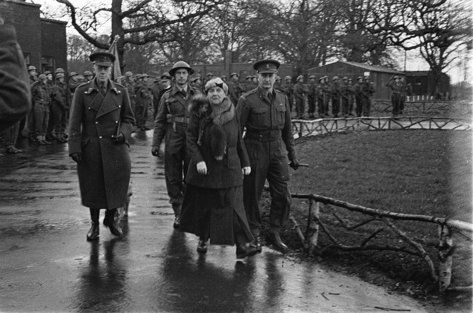 Koningin Wilhelmina op bezoek bij de Prinses Irene Brigade in het militaire kamp, Bestanddeelnr 934-9560