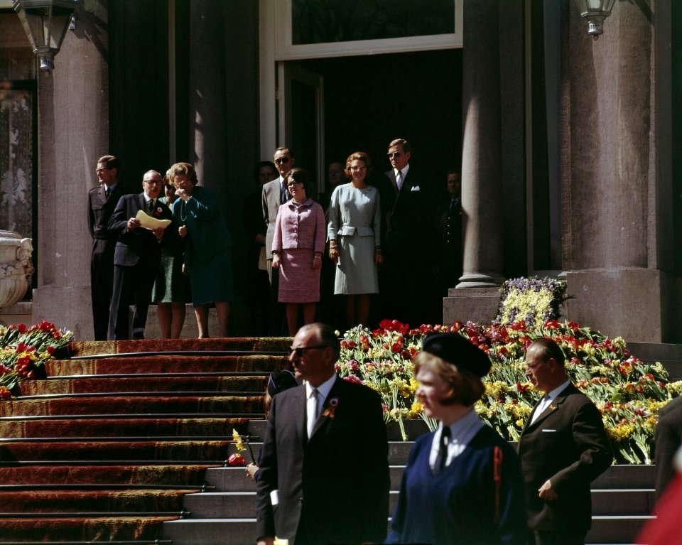 Koninginnedag, paleizen, defiles, Beatrix, prinses, , Christina, prinses, Claus,, Bestanddeelnr 254-7556