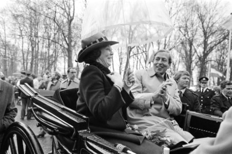 Koninginnedag, koninklijke familie in Zuidlaren. Beatrix en Claus in de koets ti, Bestanddeelnr 932-1333
