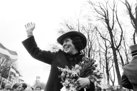 Koninginnedag, koninklijke familie in Zuidlaren. Beatrix zwaaiend vanuit koets (, Bestanddeelnr 932-1335