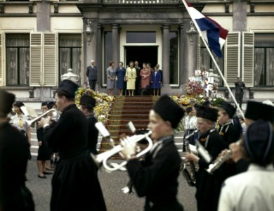 Koninginnedag, paleizen, Defiles, Beatrix, prinses, Bernhard, prins, Juliana, ko, Bestanddeelnr 254-7022
