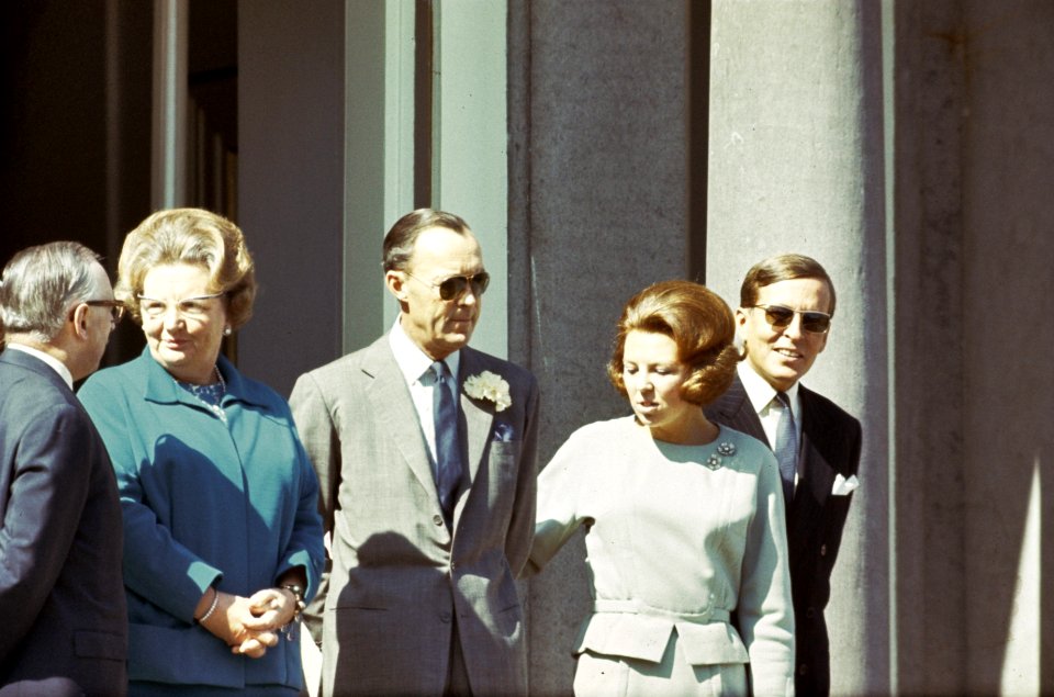 Koninginnedag, paleizen, defiles, Beatrix, prinses, Bernhard, prins, Claus, prin, Bestanddeelnr 254-7562