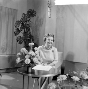 Koningin Juliana tijdens toespraak voor televisie over verkeersveiligheid, Bestanddeelnr 911-6665
